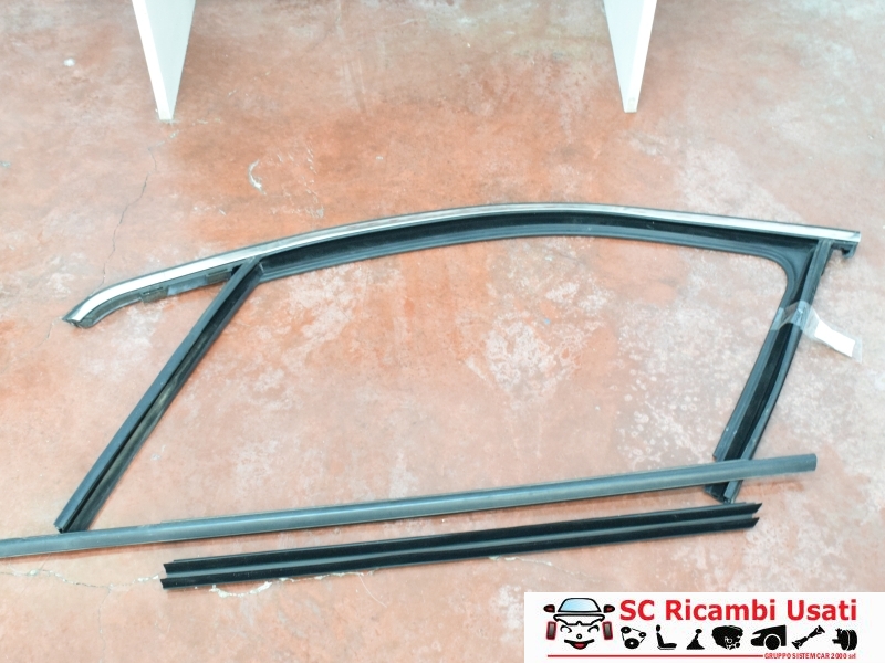 Guarnizione Porta Anteriore Sinistra Jeep Compass - 18258 Guarnizione Porta Anteriore Sinistra Jeep Compass - 18258