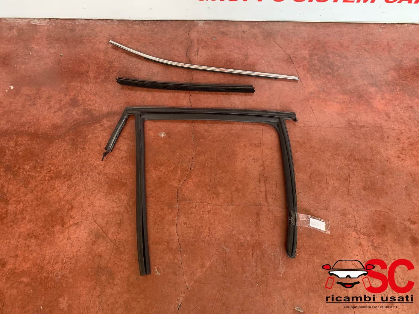 Guarnizione Vetro Porta Posteriore Destra Clio 4 - 18625 Guarnizione Vetro Porta Posteriore Destra Clio 4 - 18625