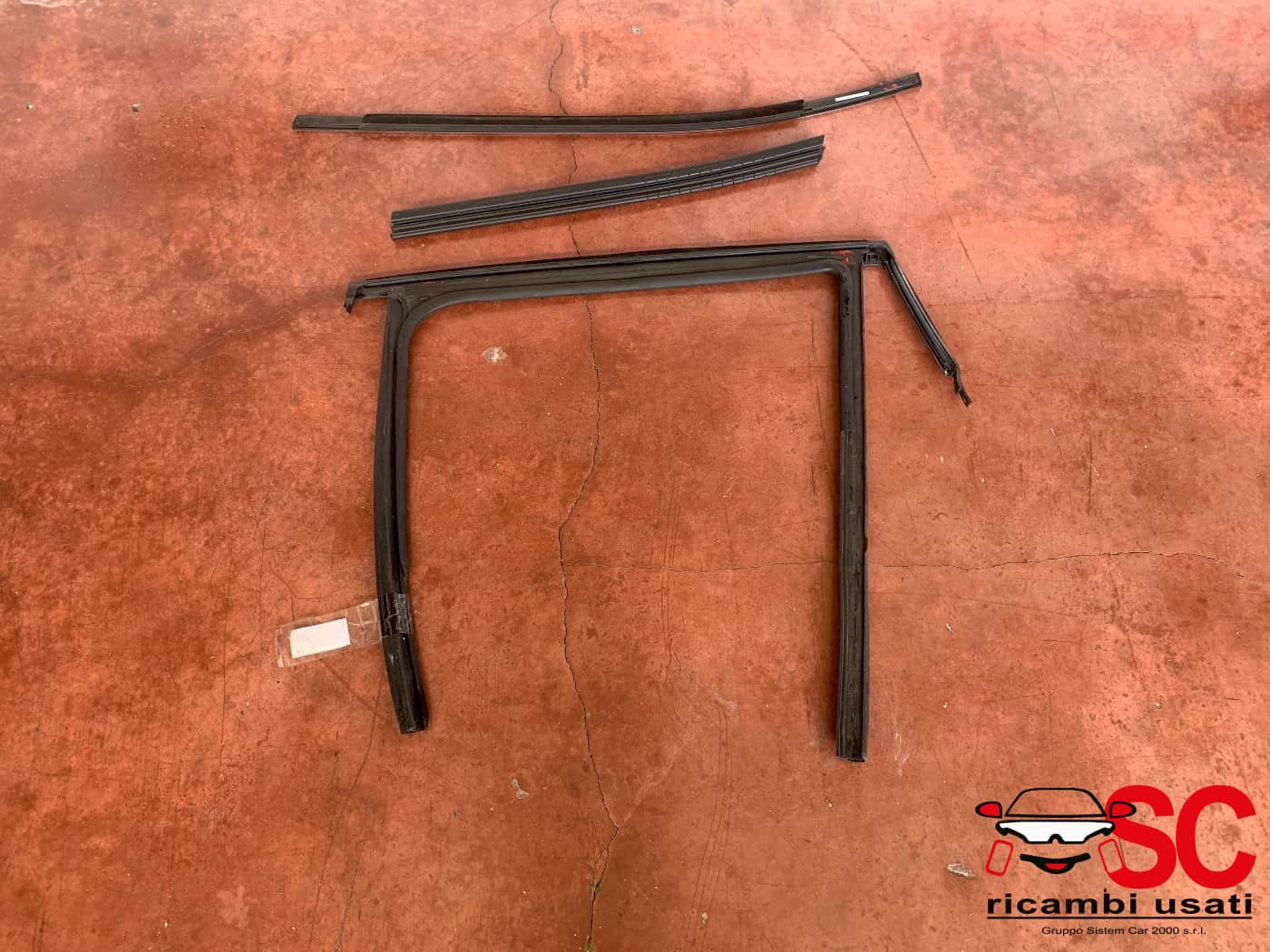 Guarnizione Vetro Porta Posteriore Destra Clio 4 - 18625 Guarnizione Vetro Porta Posteriore Destra Clio 4 - 18625