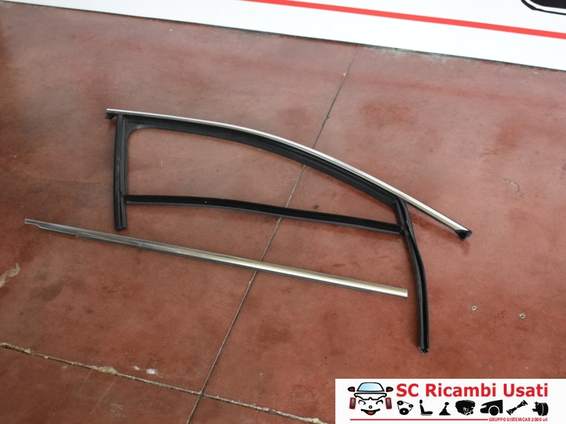 Guarnizione Porta Anteriore Destra Audi A6 C8 4K0837432B Guarnizione Porta Anteriore Destra Audi A6 C8 4K0837432B