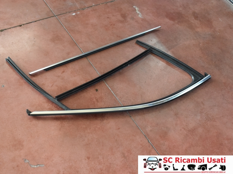 Guarnizione Porta Anteriore Destra Audi A6 C8 4K0837432B Guarnizione Porta Anteriore Destra Audi A6 C8 4K0837432B