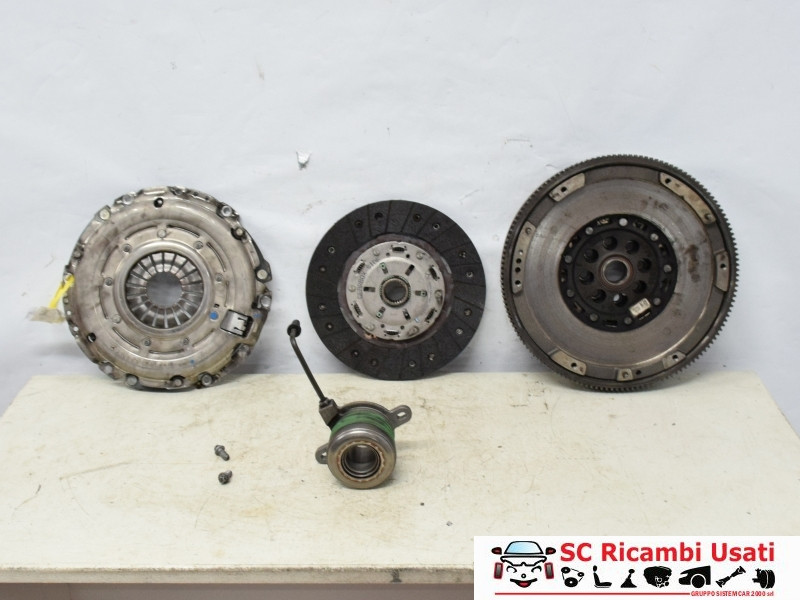 A0262500501 A0262500501 KIT FRIZIONE E VOLANO MERCEDES Classe A Serie (W176) benzina