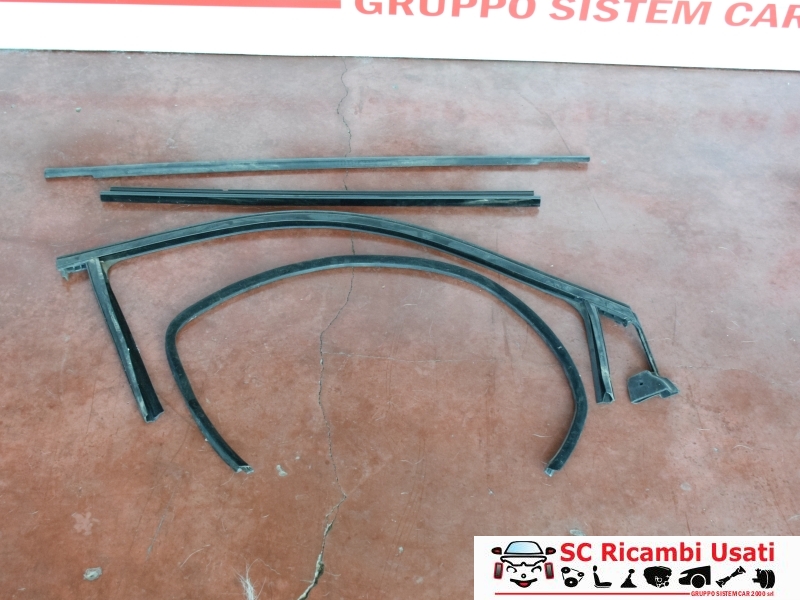 Guarnizione Guida Vetro Porta Destra Fiat 500 Guarnizione Guida Vetro Porta Destra Fiat 500