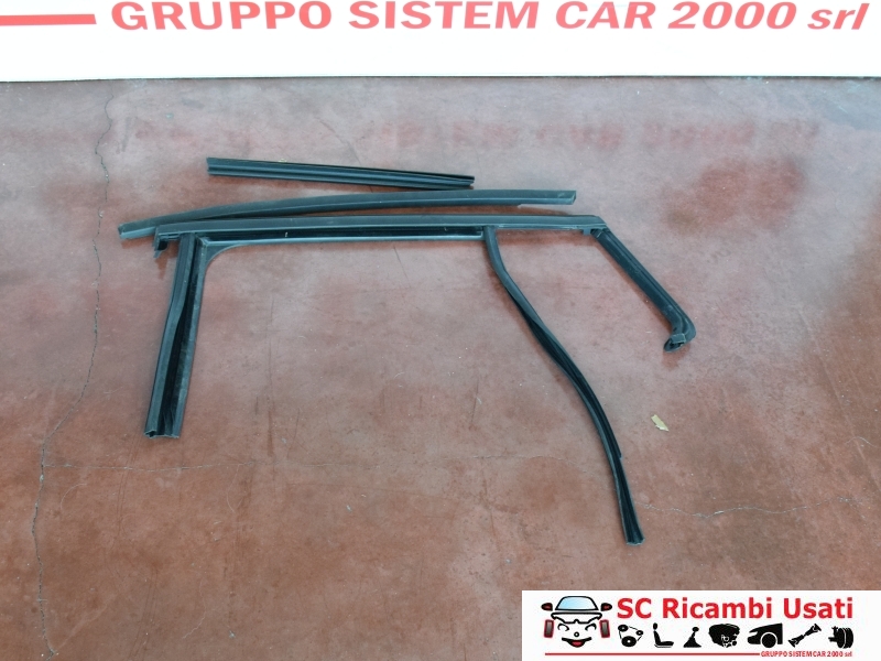 Guarnizione Porta Posteriore Sinistra Jeep Avenger 52170354 Guarnizione Porta Posteriore Sinistra Jeep Avenger 52170354