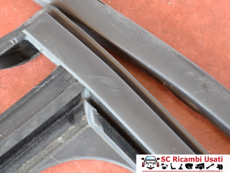 Guarnizione Porta Posteriore Sinistra Jeep Avenger 52170354 Guarnizione Porta Posteriore Sinistra Jeep Avenger 52170354