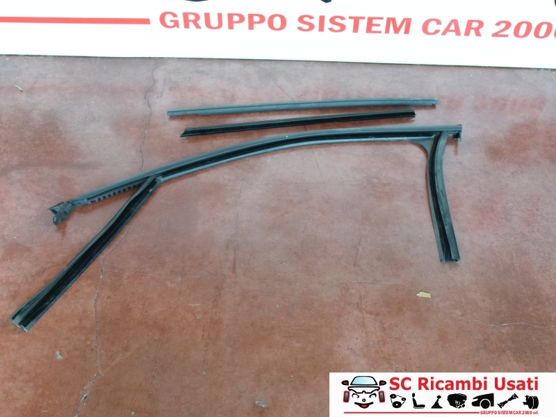 Guarnizione Porta Anteriore Sinistra Jeep Avenger 52174021 Guarnizione Porta Anteriore Sinistra Jeep Avenger 52174021