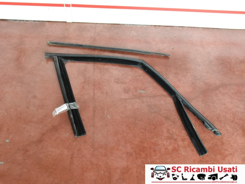 GUARNIZIONE PORTIERA ANTERIORE DESTRA FIAT 500 L Serie (351_352) 51884147 (12>)