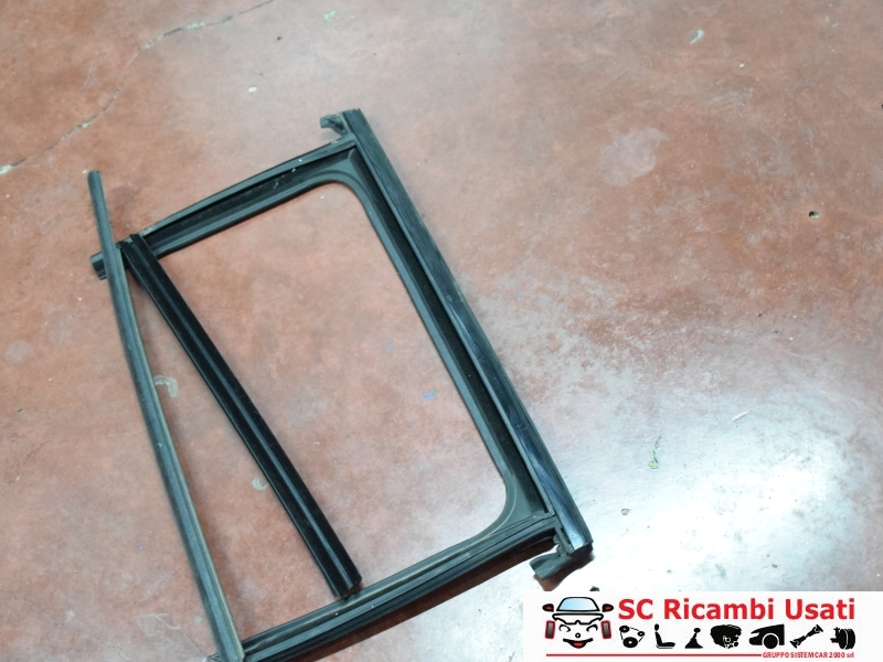 Guarnizione Nera Posteriore Destra Jeep Compass - N00219 Guarnizione Nera Posteriore Destra Jeep Compass - N00219