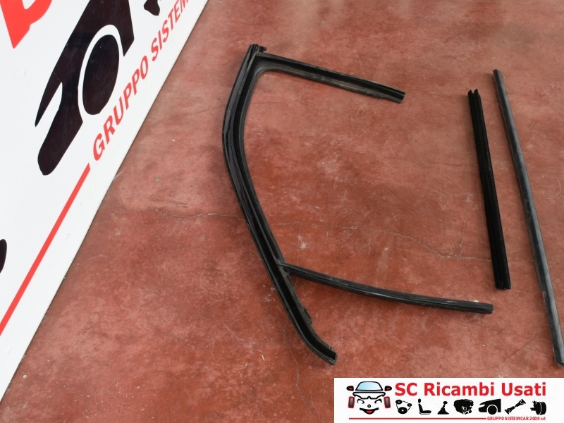 Guarnizione Nera Anteriore Sinistra Jeep Compass  - N00229