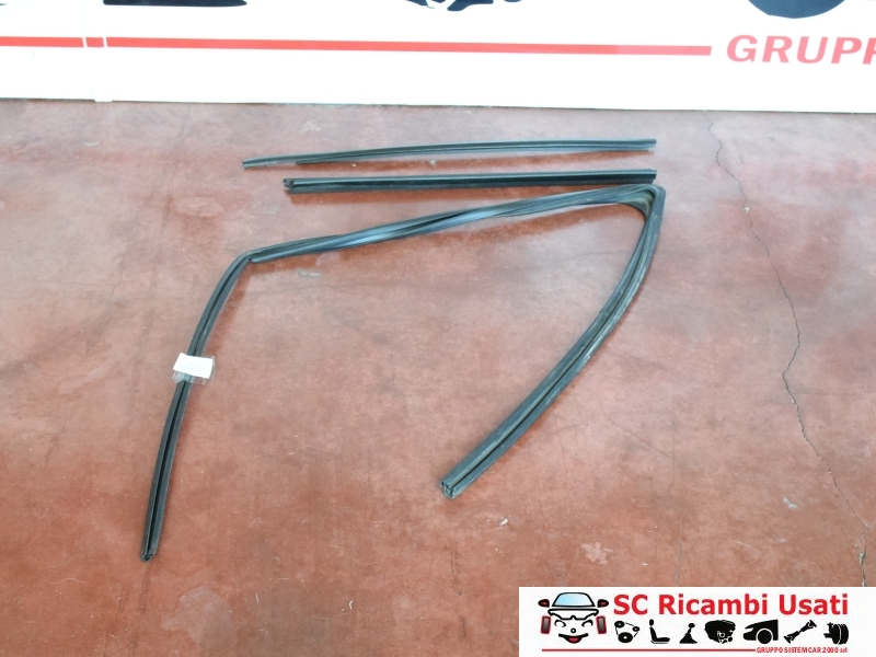 Guarnizione Porta Anteriore Sinistra Renault Zoe 803314036R - 31678 Guarnizione Porta Anteriore Sinistra Renault Zoe 803314036R - 31678