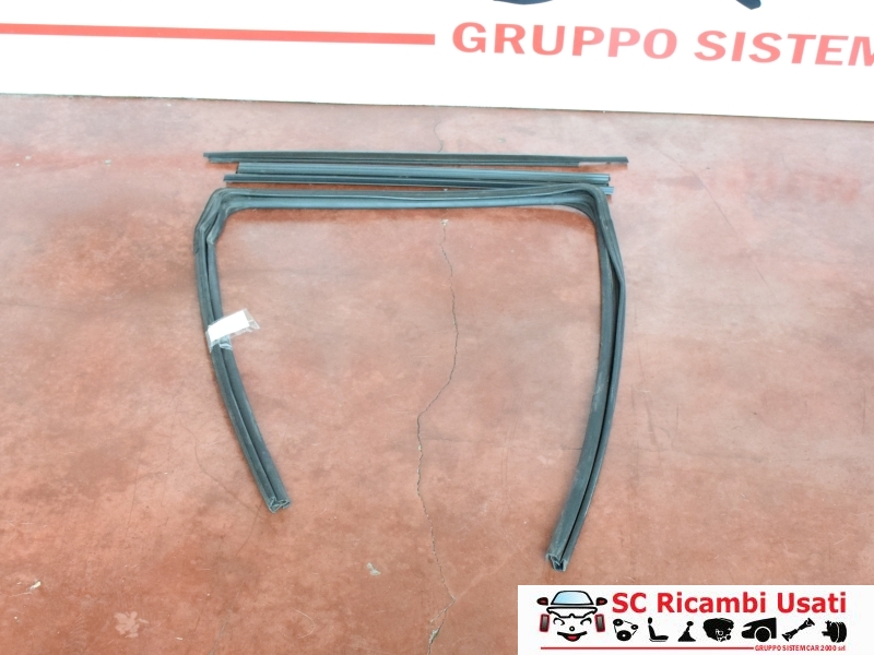 Guarnizione Porta Posteriore Destra Renault Zoe 823304181R - 31681 Guarnizione Porta Posteriore Destra Renault Zoe 823304181R - 31681