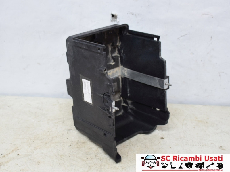 8V2110723BD ALLOGGIO BATTERIA FORD Fiesta 6° Serie diesel