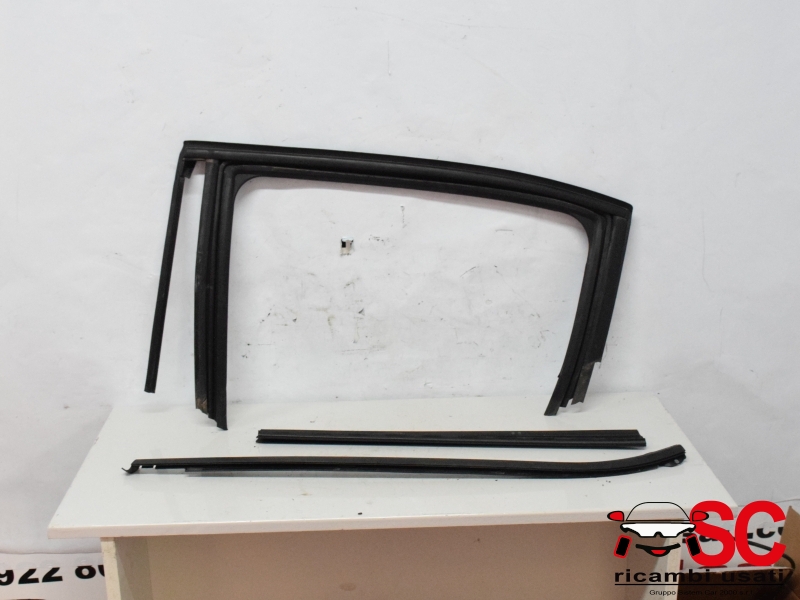 Guarnizione Porta Posteriore Sinistra Citroen C3 9813202180 9813218580 Guarnizione Porta Posteriore Sinistra Citroen C3 9813202180 9813218580