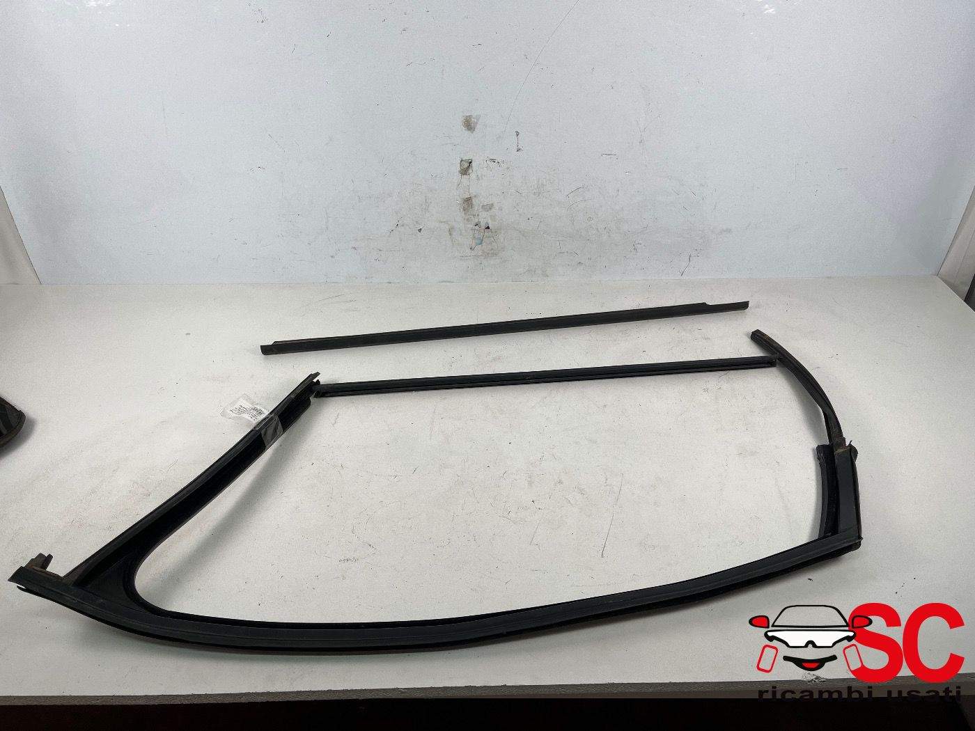 Guarnizione Guida Vetro Porta Anteriore Sx Golf 7 5G4837431 - 38071 Guarnizione Guida Vetro Porta Anteriore Sx Golf 7 5G4837431 - 38071