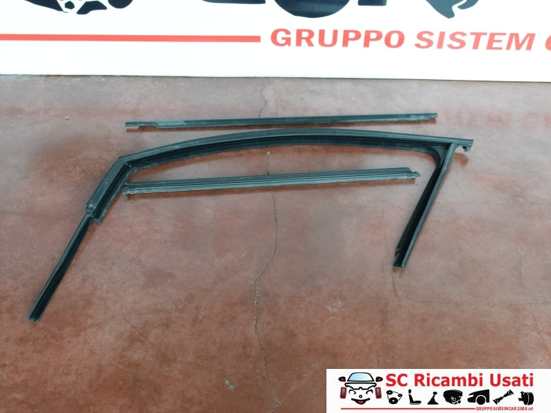 GUARNIZIONE PORTIERA ANTERIORE SINISTRA VOLKSWAGEN Golf 7 Berlina 5G4837431K (12>)