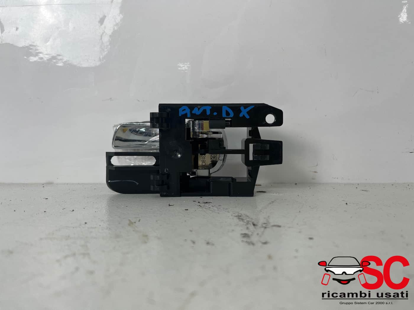 Maniglia Interna Anteriore Destra Nissan Qashqai 8318D - 39661 Maniglia Interna Anteriore Destra Nissan Qashqai 8318D - 39661