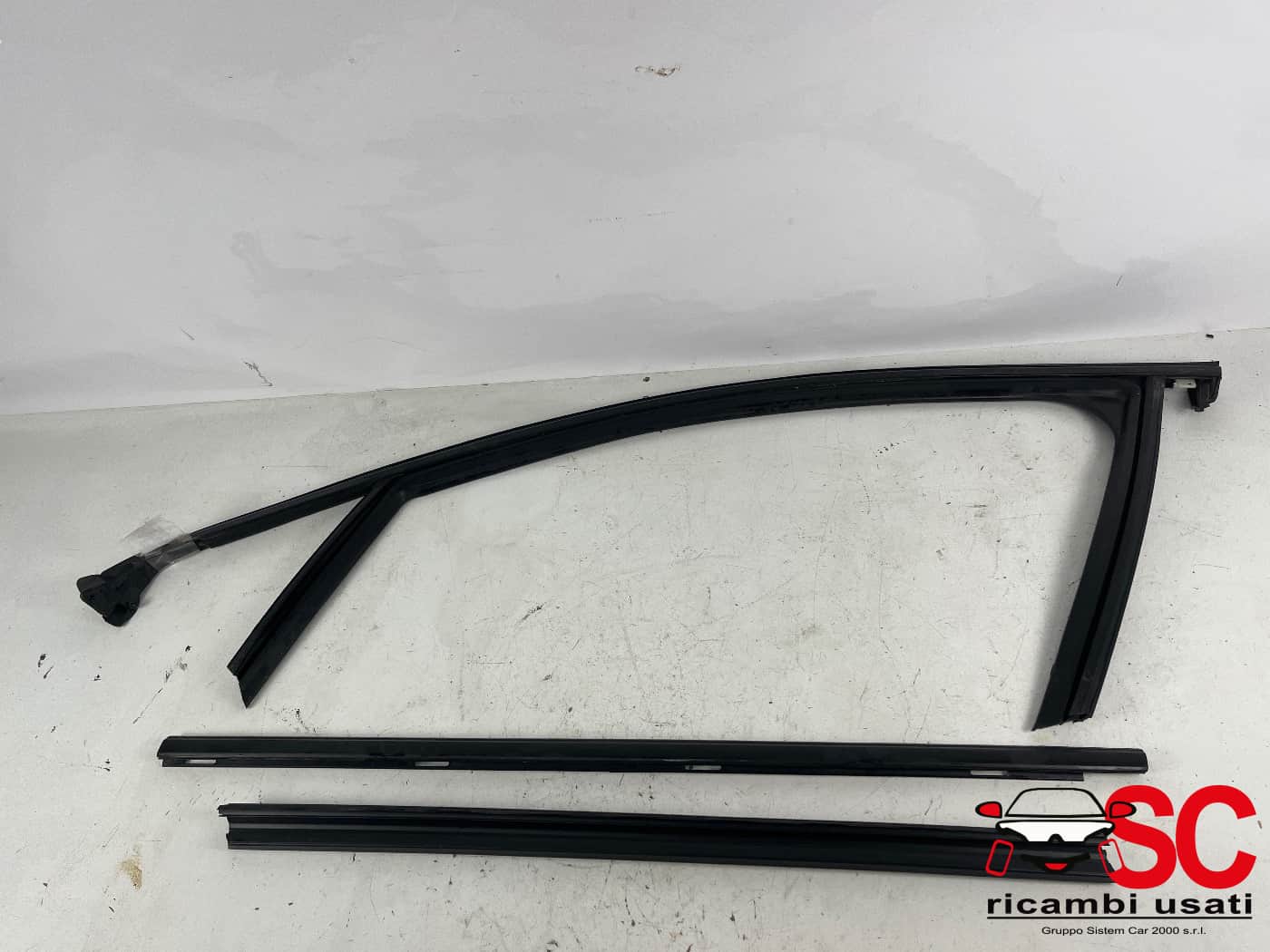 Guarnizione Guida Vetro Anteriore Sx Opel Corsa F 9823226680 - 39980 Guarnizione Guida Vetro Anteriore Sx Opel Corsa F 9823226680 - 39980