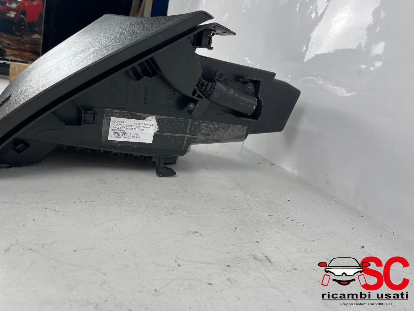 CASSETTO PORTA OGGETTI OPEL Corsa F Serie 39176109 (19>)