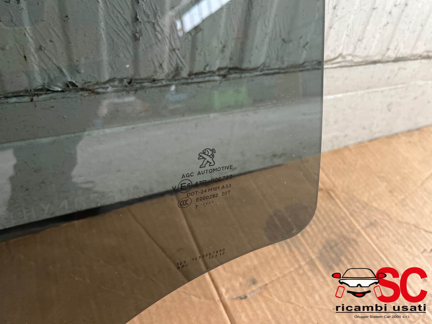 Vetro Scendente Posteriore Destro Peugeot 2008 - W00654 Vetro Scendente Posteriore Destro Peugeot 2008 - W00654