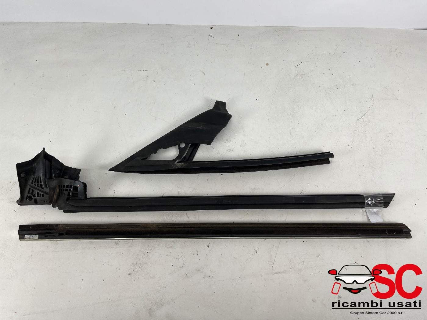 RASCHIAVETRO ANTERIORE SX CON MODANATURA CROMATA MERCEDES CLA Coupé (C117) A1177250182 (13>19)