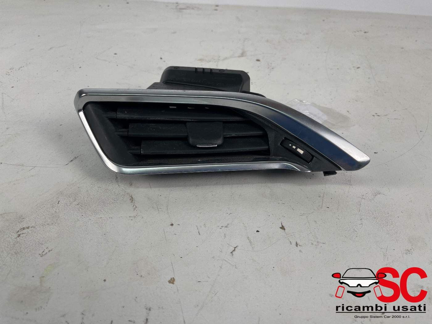 BOCCHETTA ARIA CRUSCOTTO SX PEUGEOT 2008 Serie 9633131777 (19>)