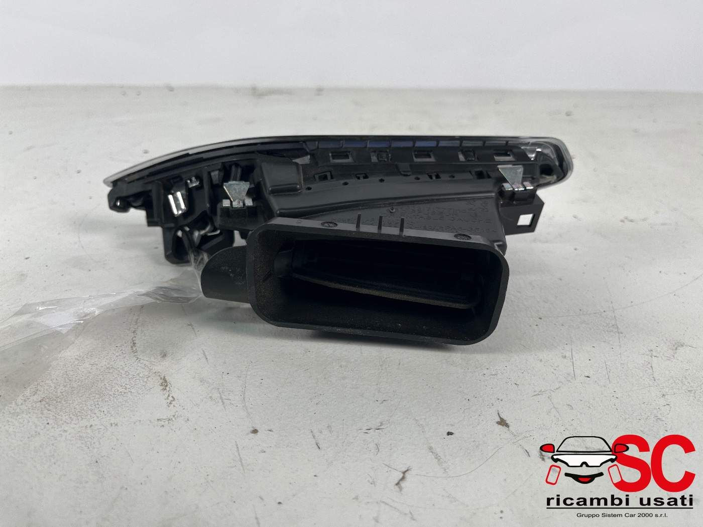BOCCHETTA ARIA CRUSCOTTO SX PEUGEOT 2008 Serie 9633131777 (19>)