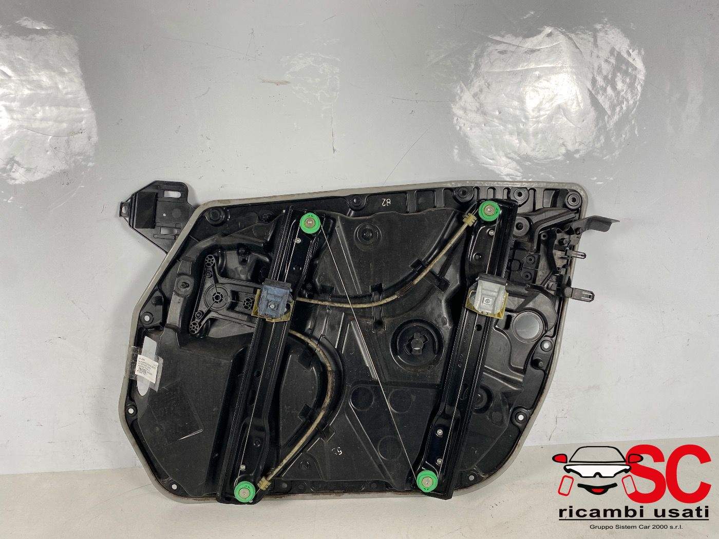 Alzavetro Anteriore Sinistro Classe C W205 A2057220170 - 37900 Alzavetro Anteriore Sinistro Classe C W205 A2057220170 - 37900