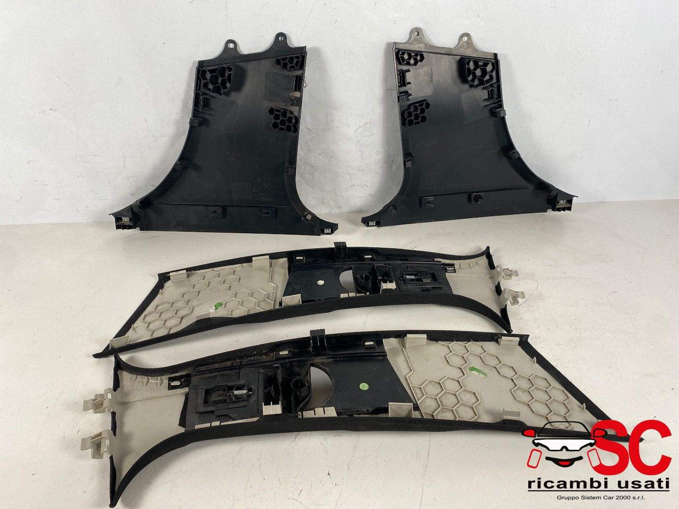 RIVESTIMENTO MONTANTE CENTRALE MERCEDES Classe C (W205) (2013-) A2056900126 (13>)