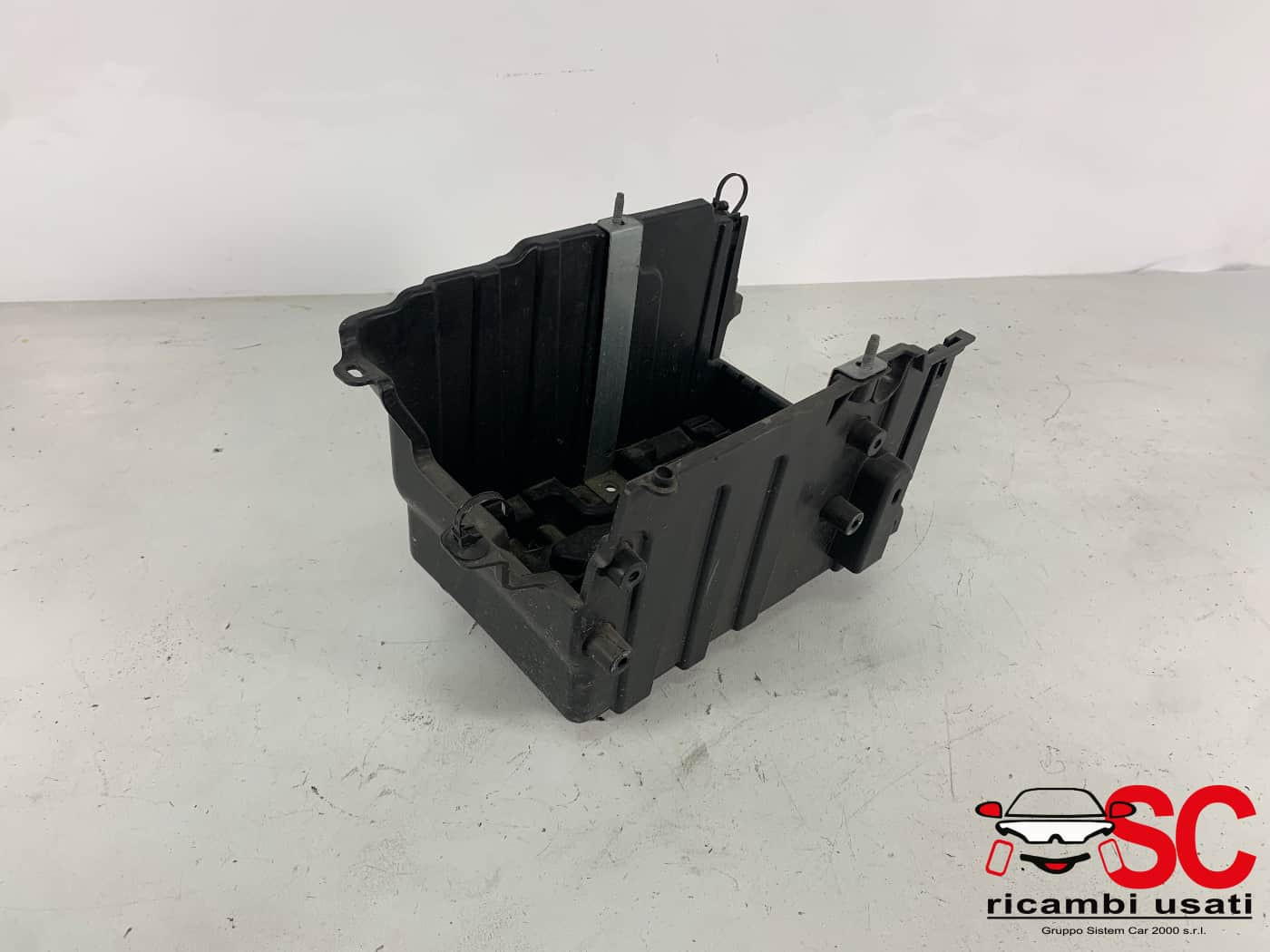 2124431 ALLOGGIO BATTERIA FORD Fiesta 7° Serie diesel