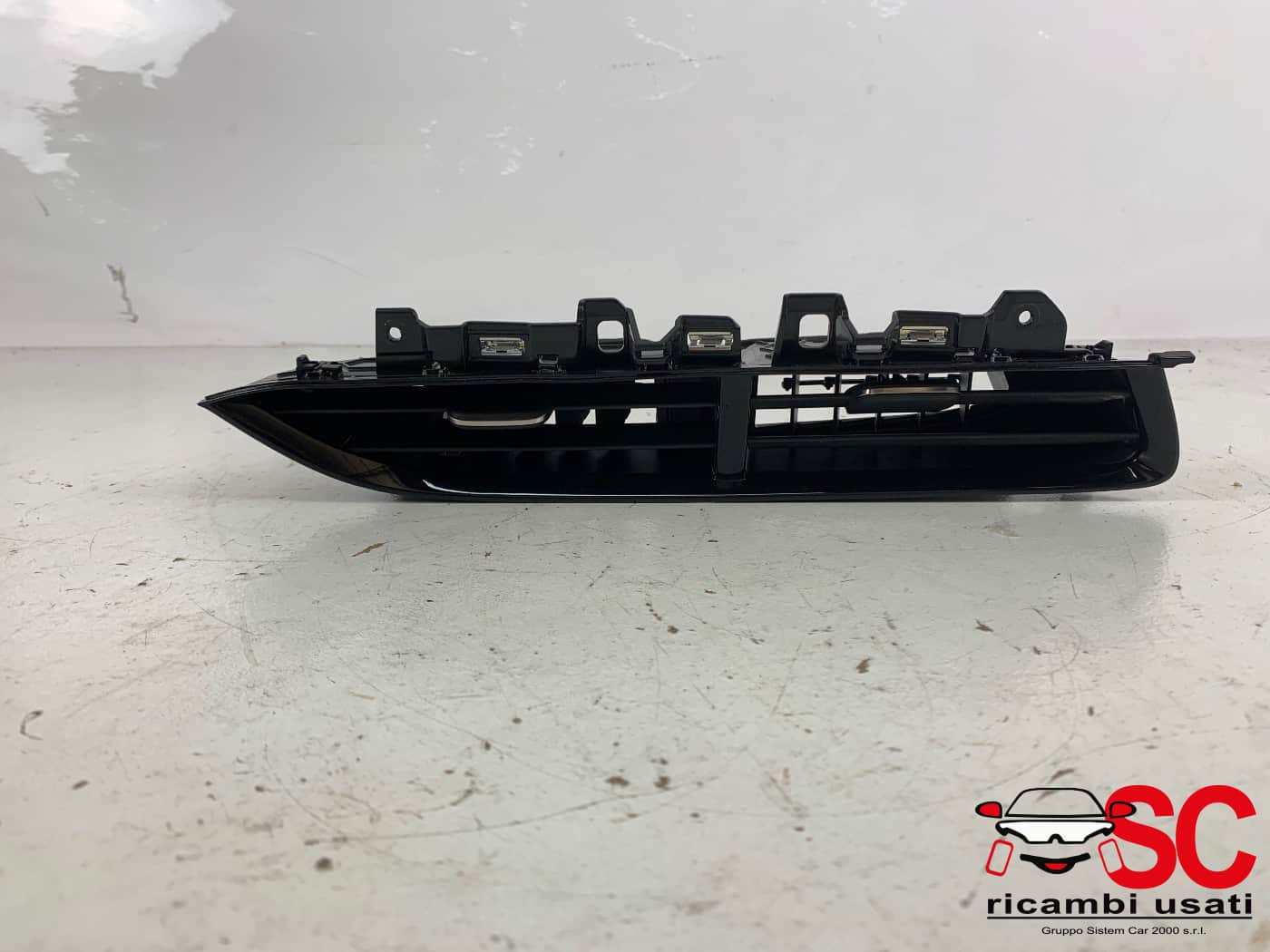 Diffusore Aria Centrale Cruscotto Opel Corsa F 98296419XU - 40011 Diffusore Aria Centrale Cruscotto Opel Corsa F 98296419XU - 40011