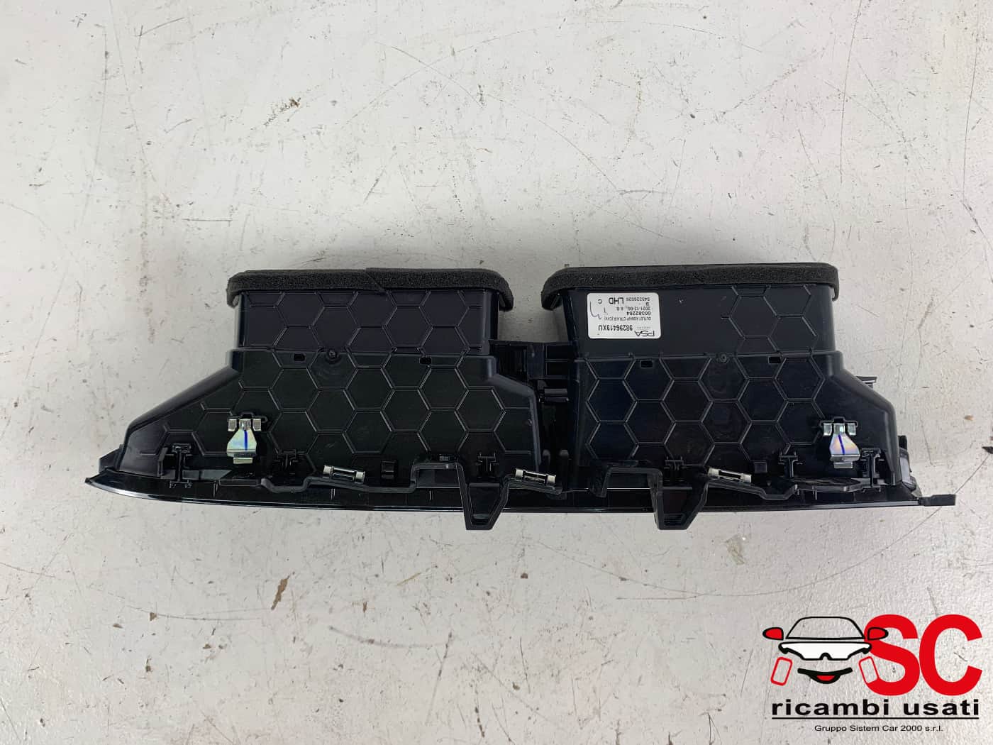 Diffusore Aria Centrale Cruscotto Opel Corsa F 98296419XU - 40011 Diffusore Aria Centrale Cruscotto Opel Corsa F 98296419XU - 40011