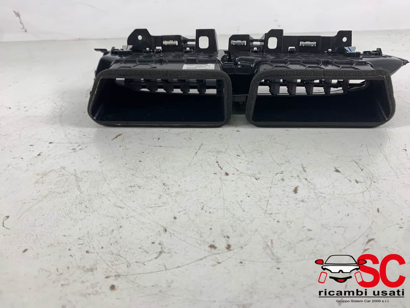 Diffusore Aria Centrale Cruscotto Opel Corsa F 98296419XU - 40011 Diffusore Aria Centrale Cruscotto Opel Corsa F 98296419XU - 40011