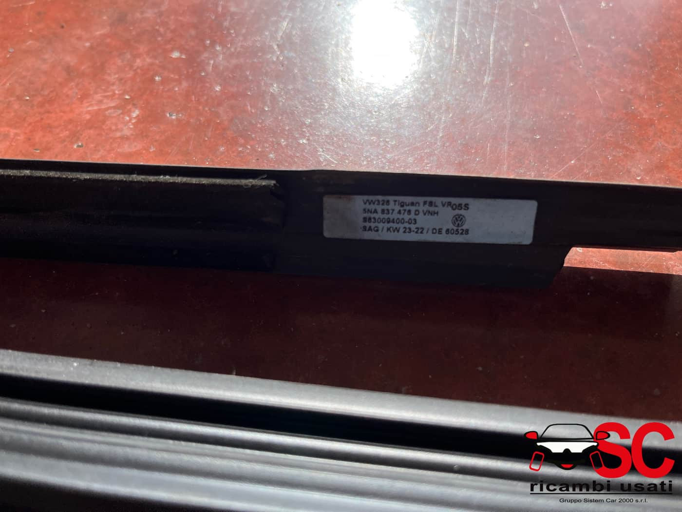 GUARNIZIONE PORTIERA ANTERIORE DESTRA VOLKSWAGEN Tiguan Restyling Serie 5NA837432 (20>)