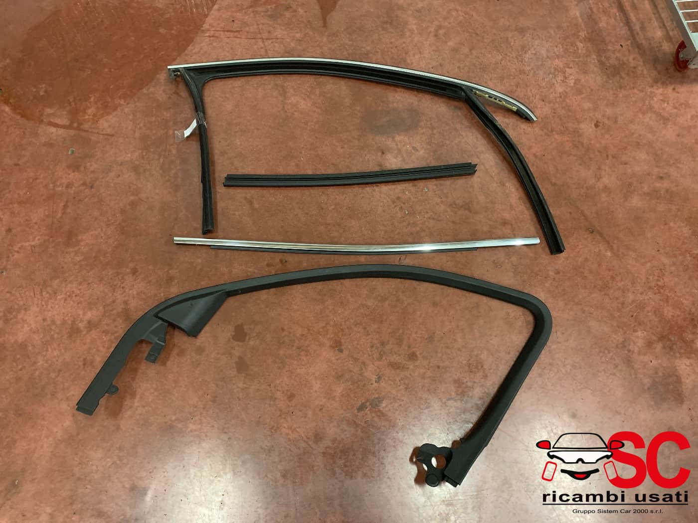 GUARNIZIONE PORTIERA ANTERIORE DESTRA JEEP Cherokee 6° Serie (13>)