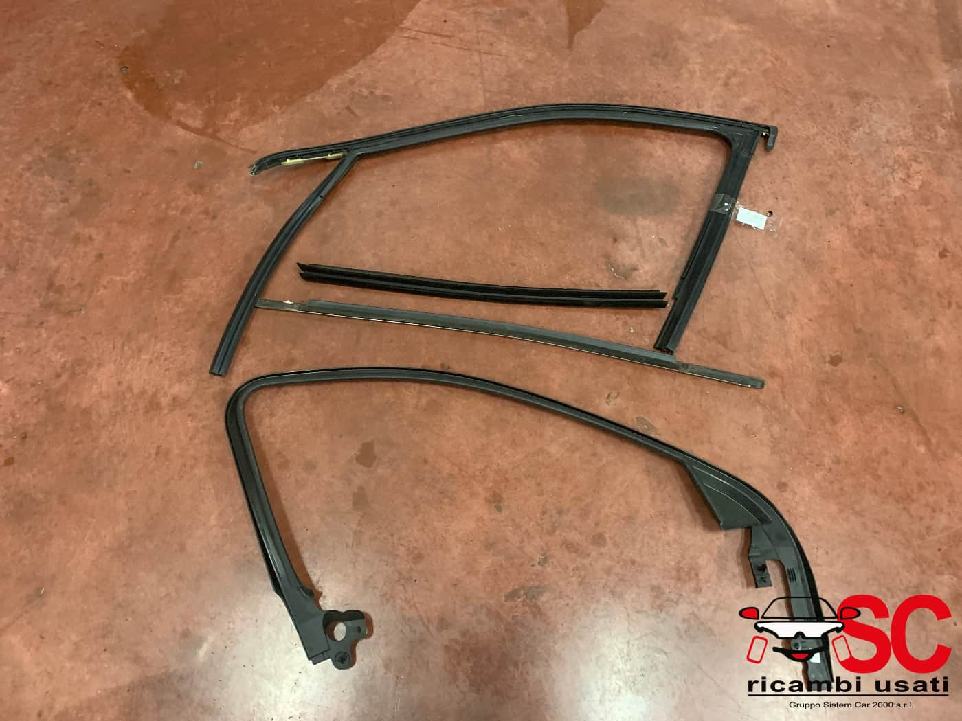 GUARNIZIONE PORTIERA ANTERIORE DESTRA JEEP Cherokee 6° Serie (13>)