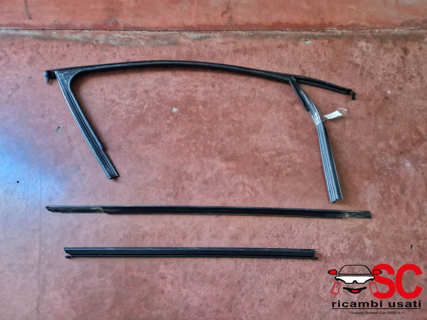 GUARNIZIONE PORTIERA ANTERIORE SINISTRA AUDI A3 Sportback (8YA) 8Y0837439 (19>)
