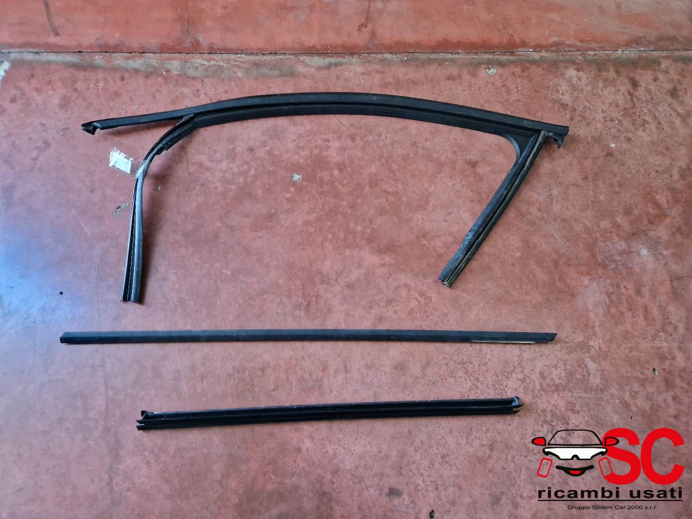 GUARNIZIONE PORTIERA ANTERIORE SINISTRA AUDI A3 Sportback (8YA) 8Y0837439 (19>)