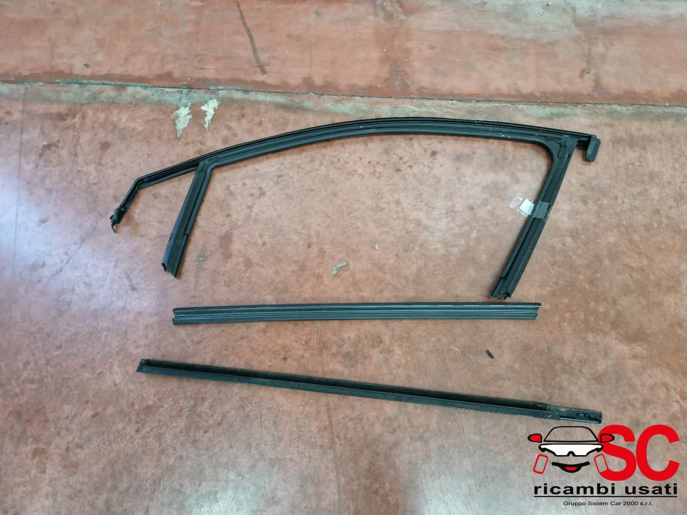 GUARNIZIONE PORTIERA ANTERIORE DESTRA PEUGEOT 3008 Serie 9811246680 (24>)