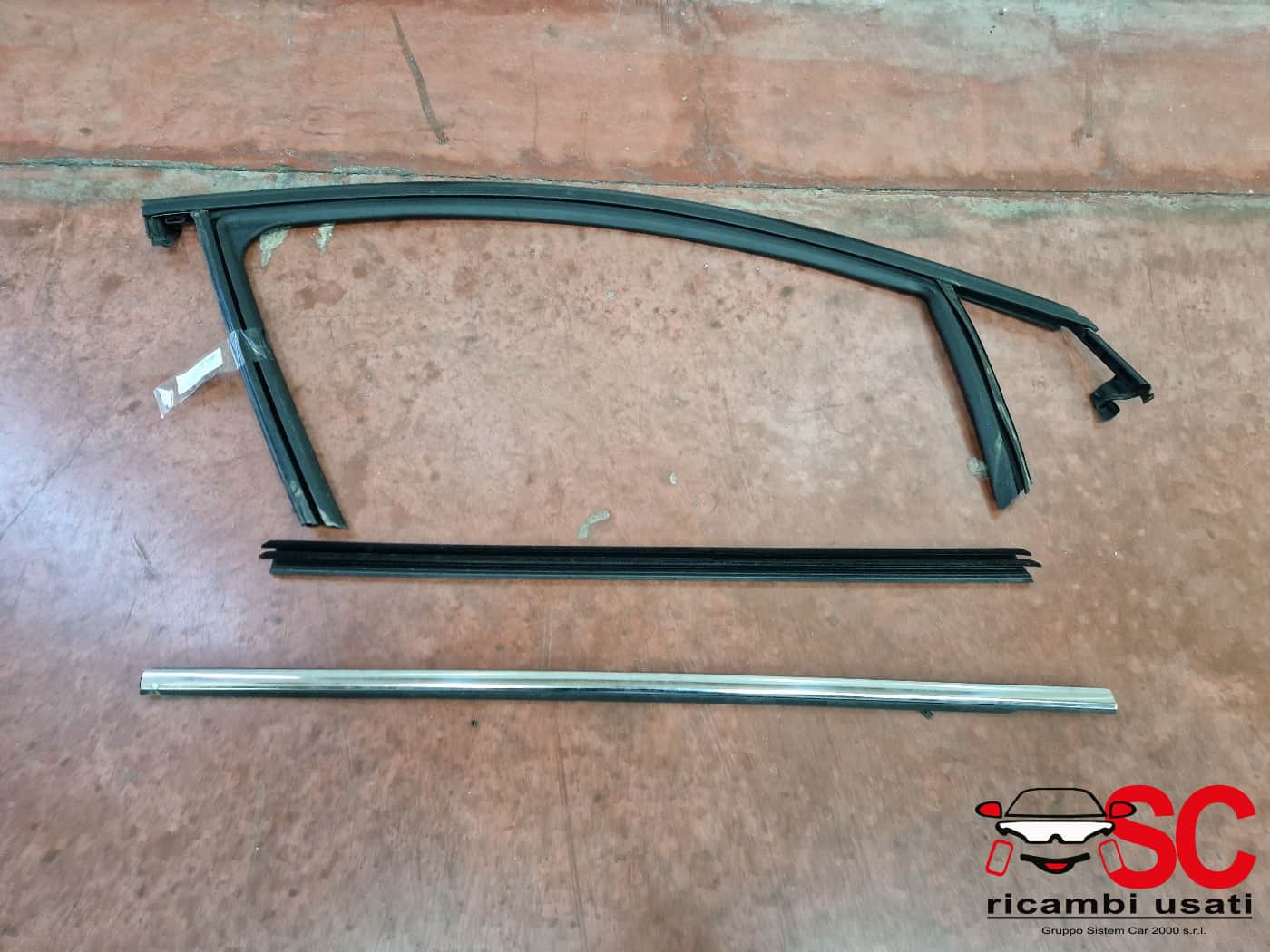 GUARNIZIONE PORTIERA ANTERIORE DESTRA PEUGEOT 3008 Serie 9811246680 (24>)