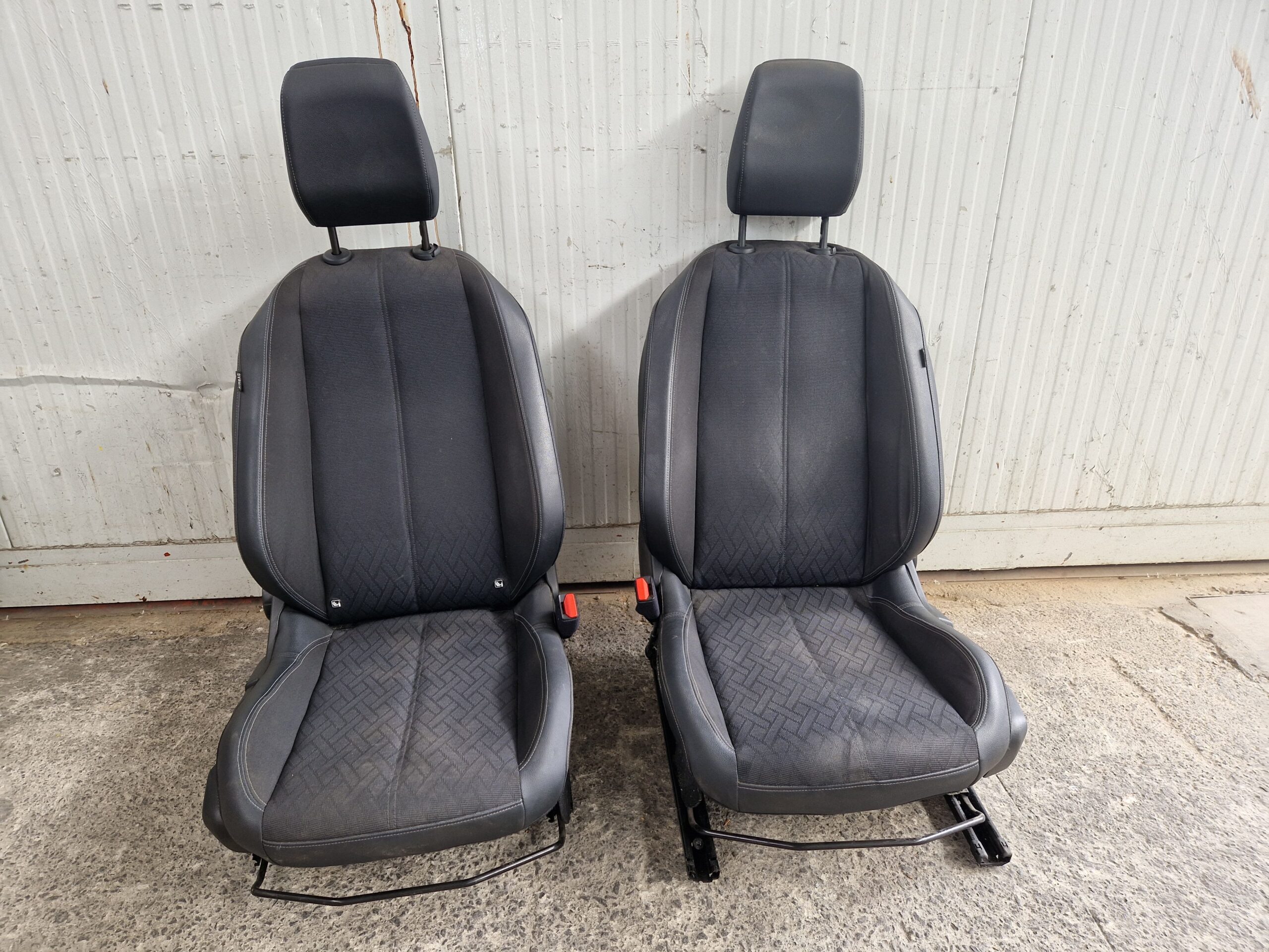 SEDILI OPEL Corsa F Serie 9823917680 YH01 (19>)