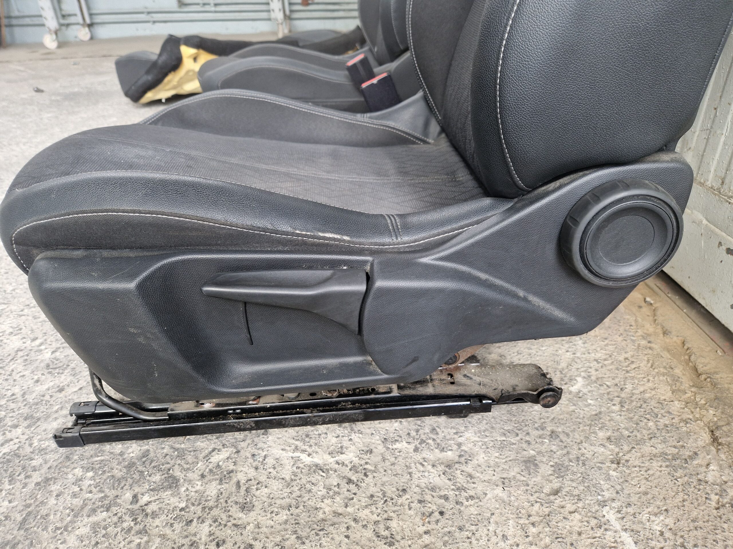 SEDILI OPEL Corsa F Serie 9823917680 YH01 (19>)
