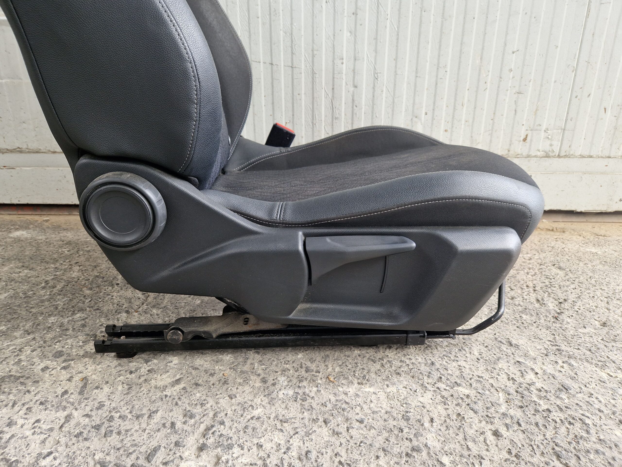 SEDILI OPEL Corsa F Serie 9823917680 YH01 (19>)
