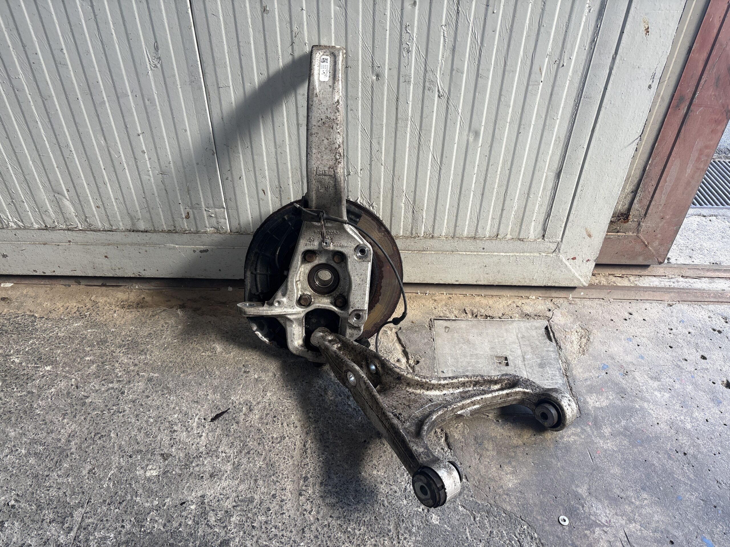 MONTANTE SOSPENSIONE ANT. SX MASERATI Levante Serie 670106871 M16164D (16>)