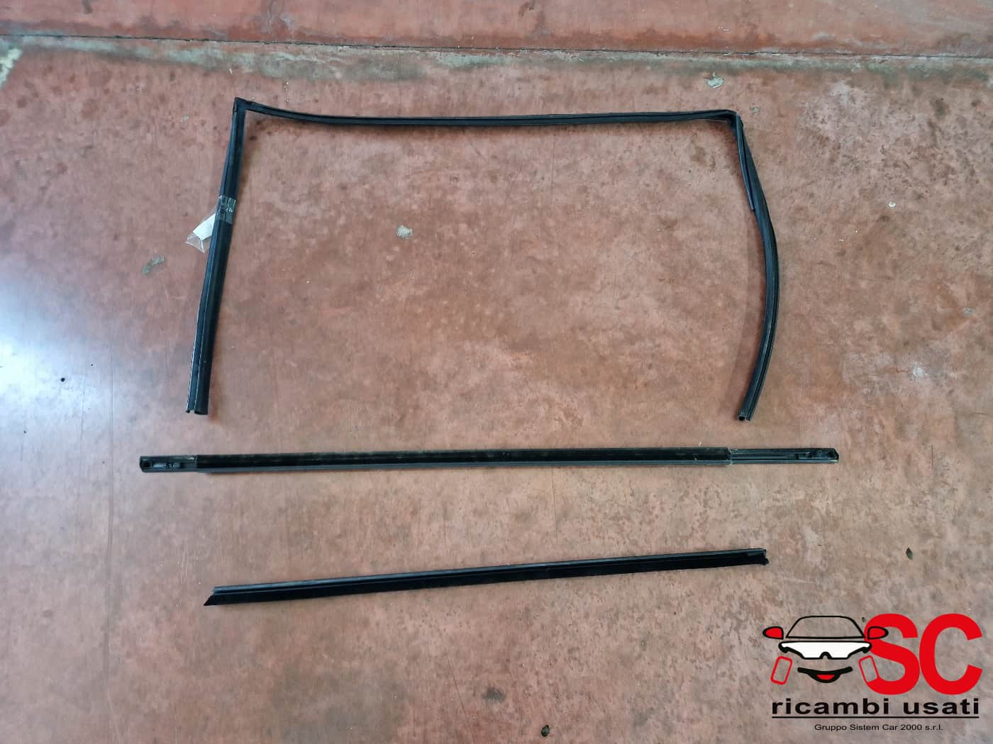 GUARNIZIONE PORTIERA ANTERIORE SINISTRA MG MG3 Serie (24>)
