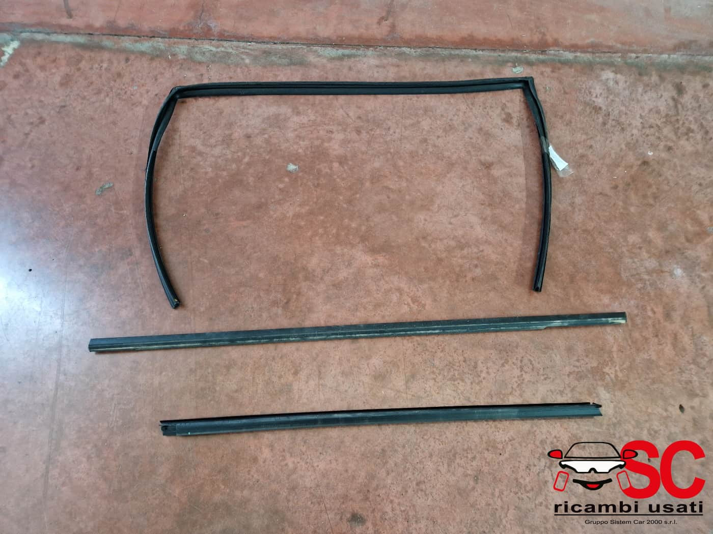 GUARNIZIONE PORTIERA ANTERIORE SINISTRA MG MG3 Serie (24>)
