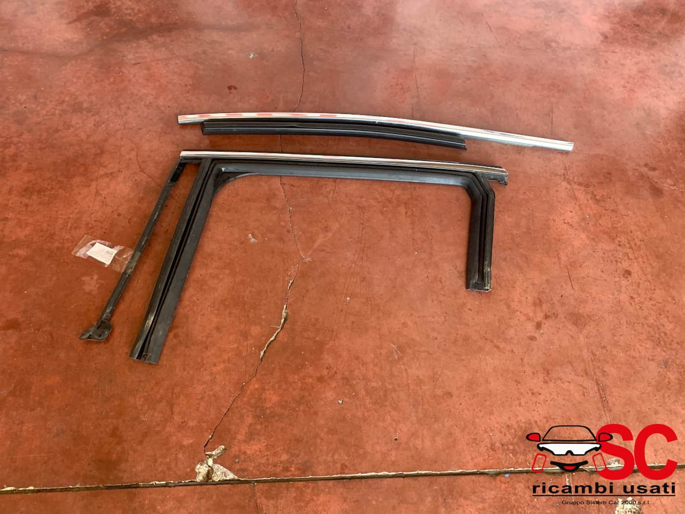 GUARNIZIONE PORTIERA POSTERIORE SINISTRA RENAULT CLIO Serie V 828211593R (19>)
