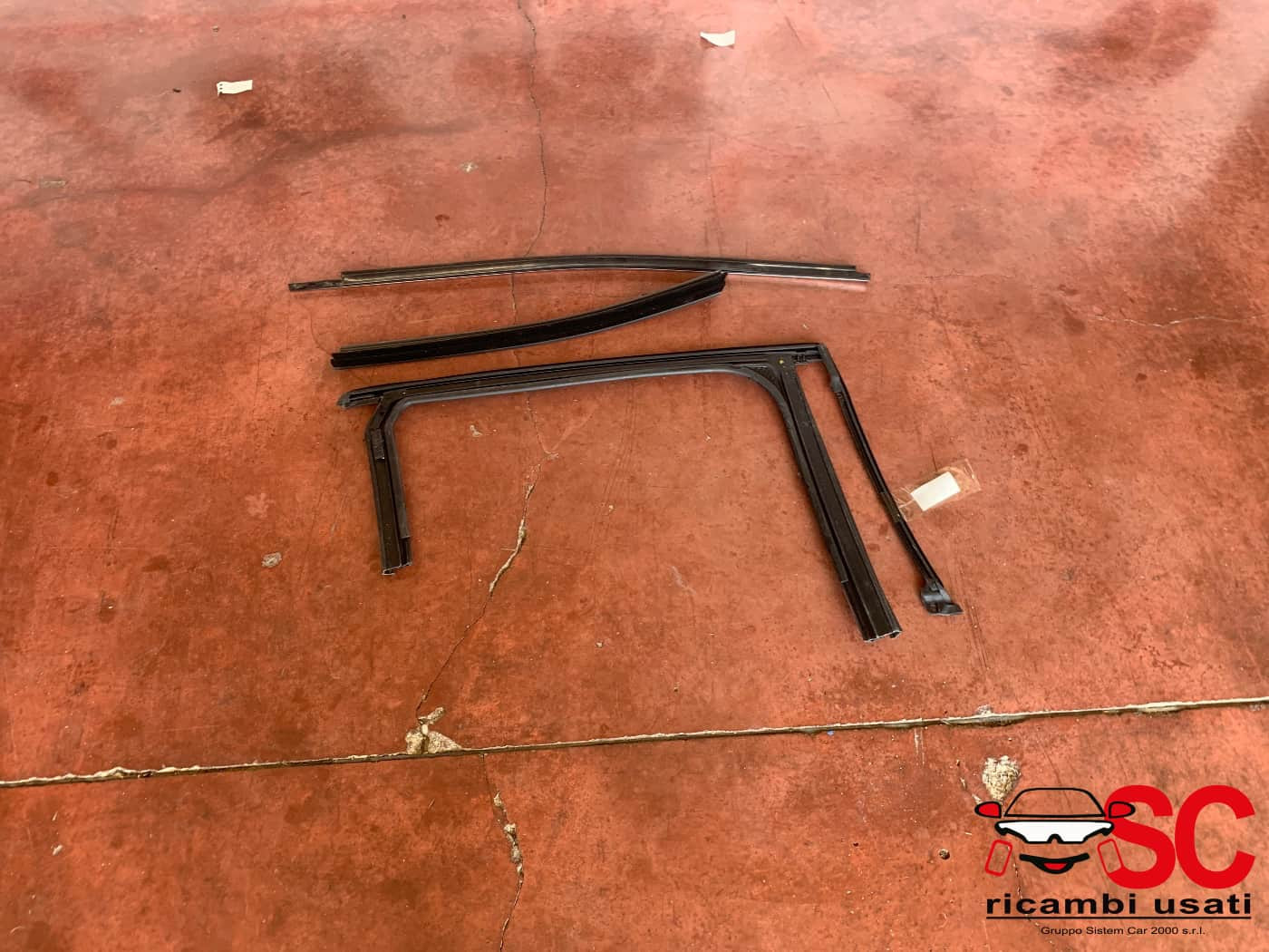 GUARNIZIONE PORTIERA POSTERIORE SINISTRA RENAULT CLIO Serie V 828211593R (19>)