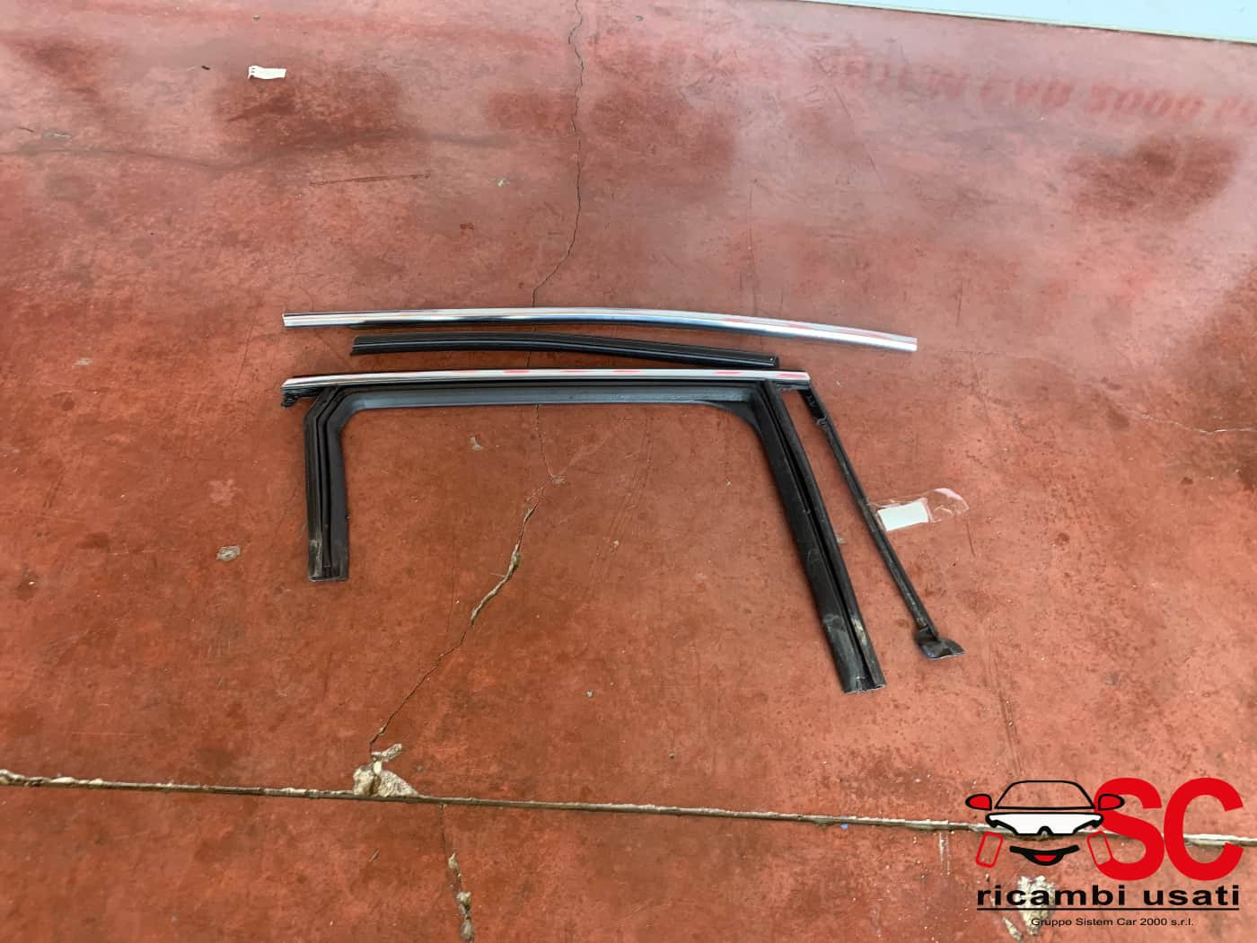 GUARNIZIONE PORTIERA POSTERIORE DESTRA RENAULT CLIO Serie V 828203721R (19>)