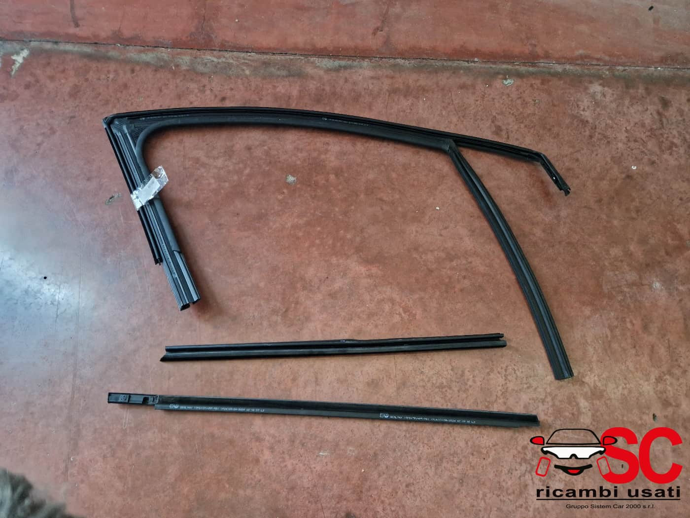 GUARNIZIONE PORTIERA ANTERIORE SINISTRA DACIA Jogger Serie (21>)