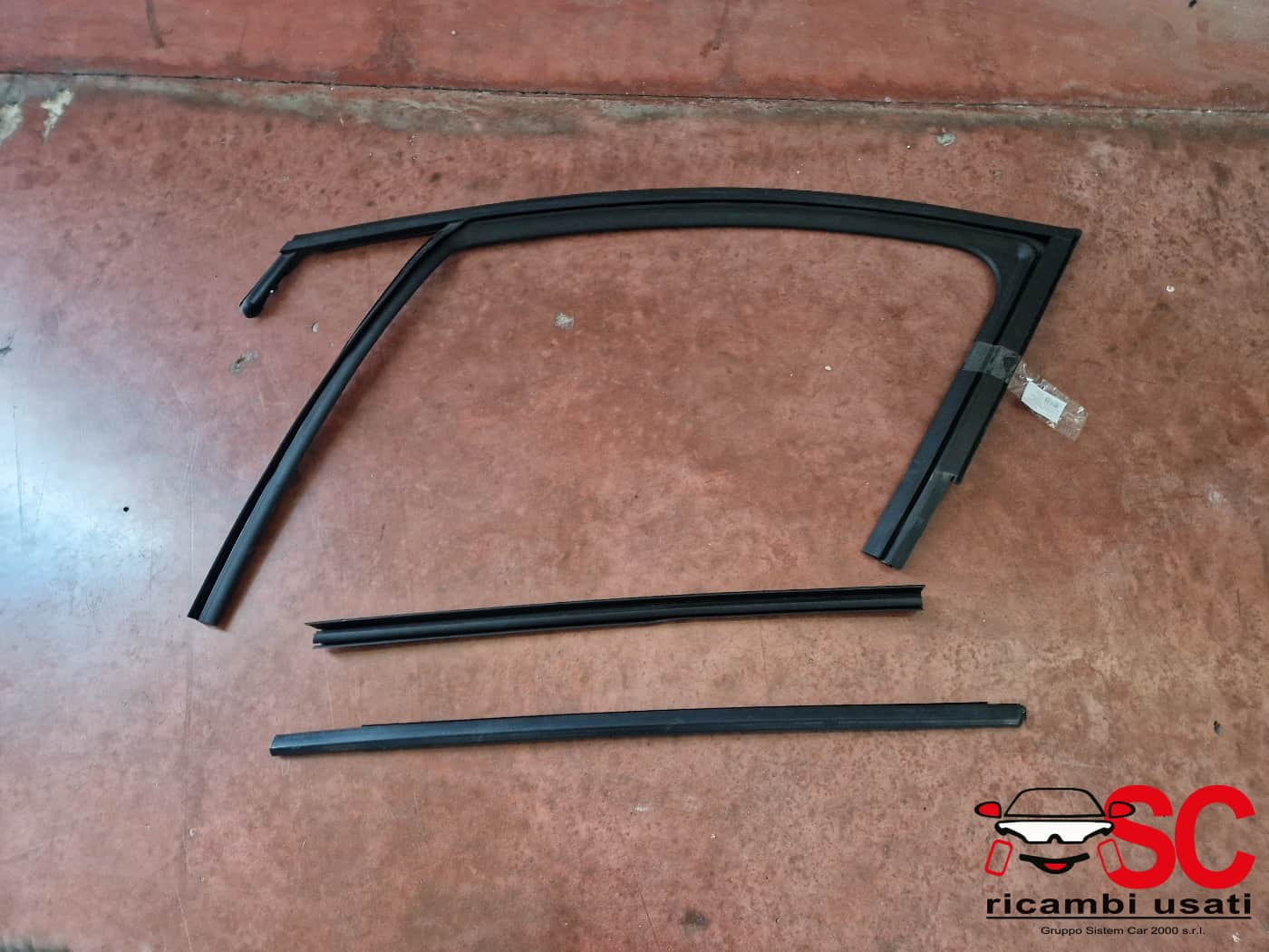 GUARNIZIONE PORTIERA ANTERIORE SINISTRA DACIA Jogger Serie (21>)